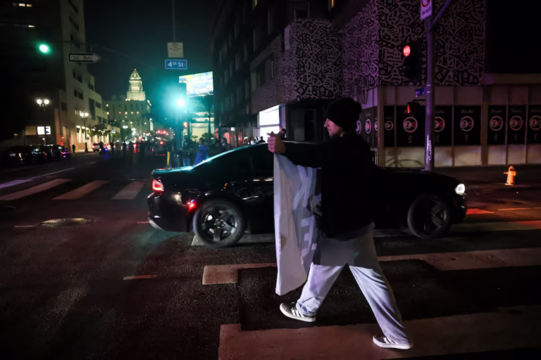 Varios detenidos tras toque de queda en Los Angeles