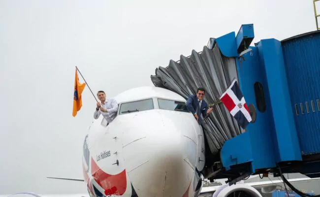 collado-arajet- inaugura vuelo New Jersey