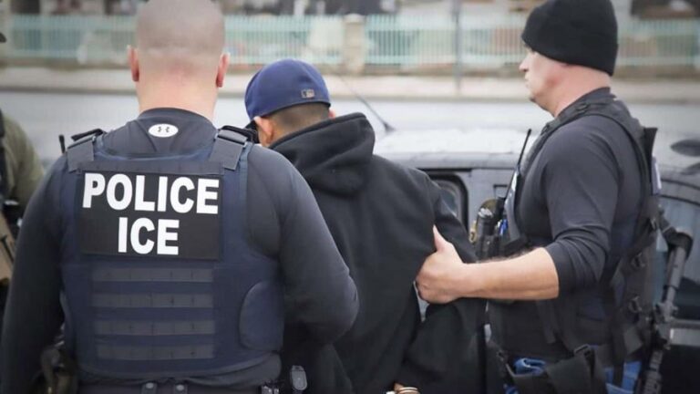 Agentes de ICE detienen a un hombre
