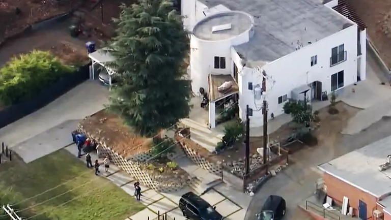 Allanan de pastor en California