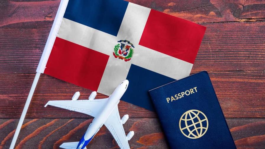 Bandera y pasaporte dominicano