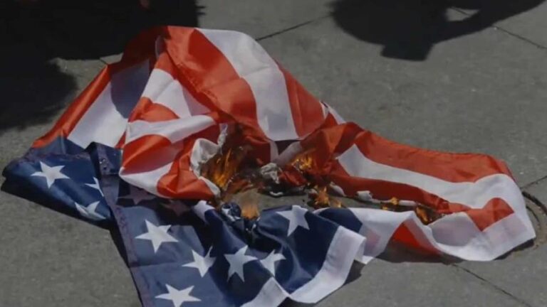 Celebran 4 de julio quemando banderas USA