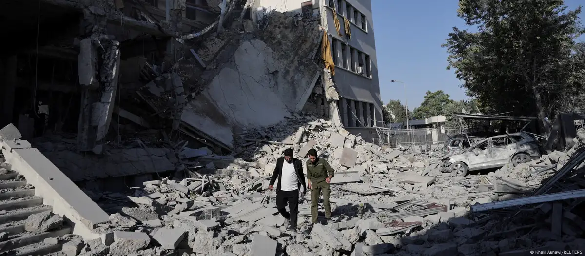 Dos caminan en los escombros de Siria