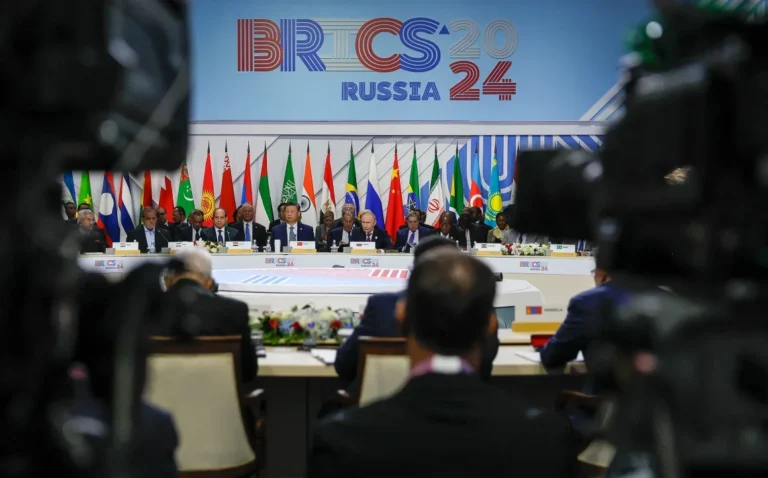 Funcionarios y presidentes en cumbre BRICS