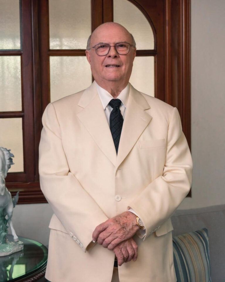 Hipolito emplaza al director bienes nacionales