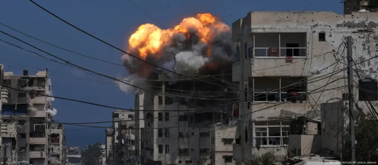 Humo y llamas de un edificio en Gaza