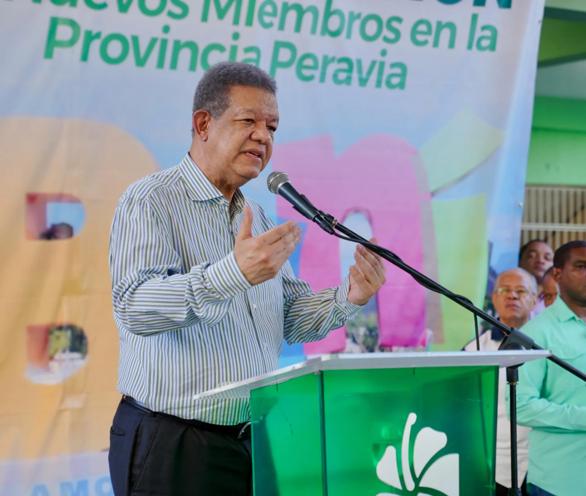 Leonel denuncia sobrevaluacion carretera de Bani
