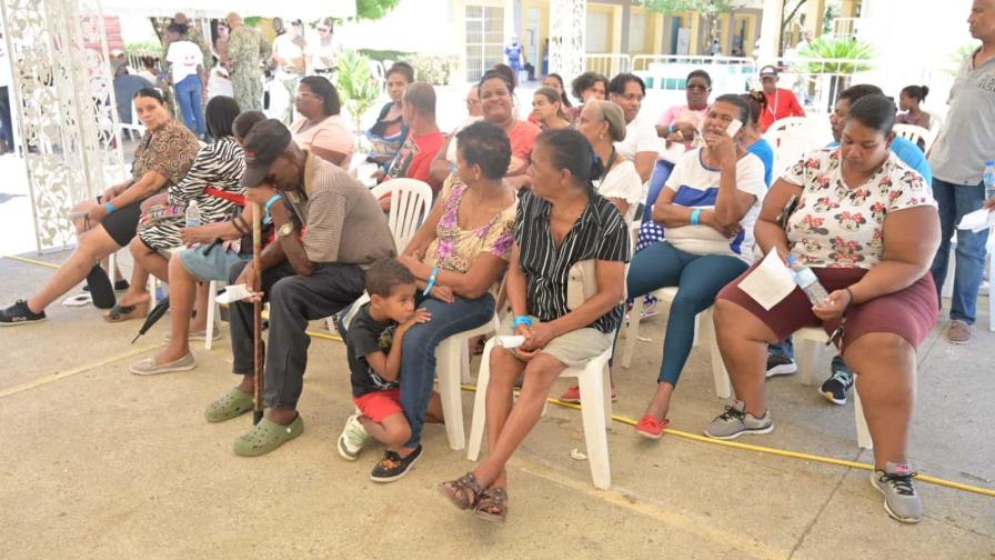 Personas que esperan ser atendidas por buque hospital USA