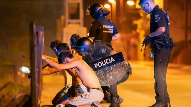 Policia detiene a varios jovenes en Torres Pacheco, España