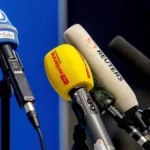 Un juez ordena a la administración Trump que restablezca de inmediato el acceso de la Casa Blanca a CNN, MS NOW y Politico