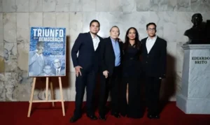 Rene-Fortunato-junto-a-sus-hijos-Diego-y-Rene-Alejandro-y-su-esposa-Matty-Vasquez.-Fortunato-Rene-Fortunato-Matty-Vasquez-y-Rene-Alejandro-Fortunato-en-premier-El-Triunfo-de-la-Democracia