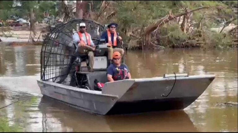 Siguen buscando gentes en Texas