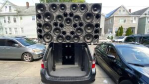 Sistema de altavoces en un vehiculo en NYC