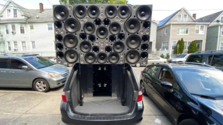 Sistema de altavoces en un vehiculo en NYC