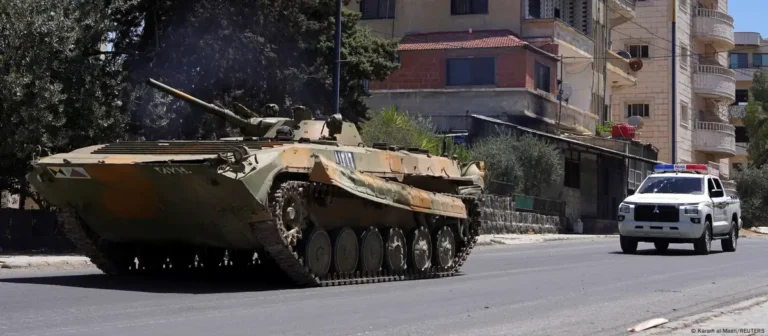 Tanque sirio escoltado