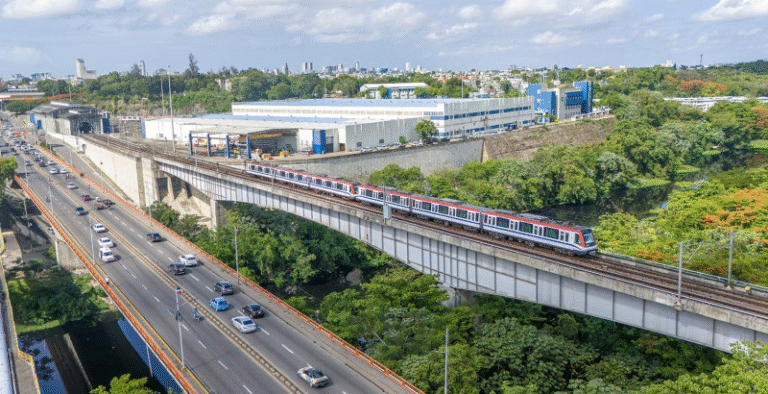 Abinader inaugura nueva via de tren