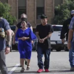 Agentes del ICE escoltan a una familia apresada