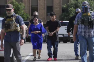 Agentes del ICE escoltan a una familia apresada