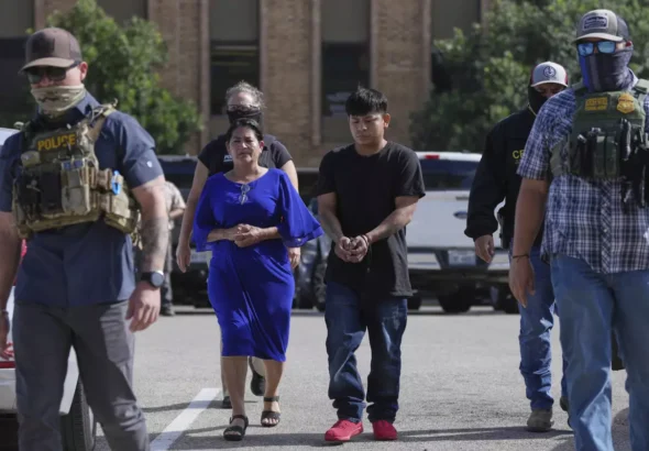 Agentes del ICE escoltan a una familia apresada