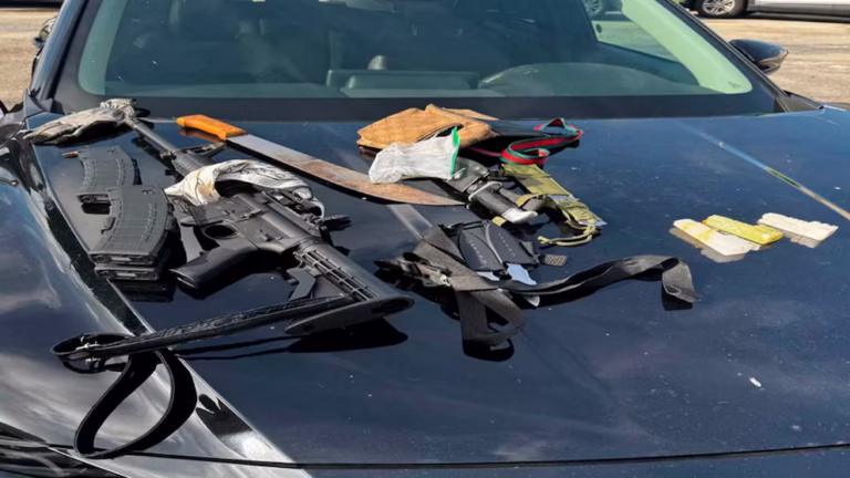 Armas y municiones encontradas en el aeropuerto