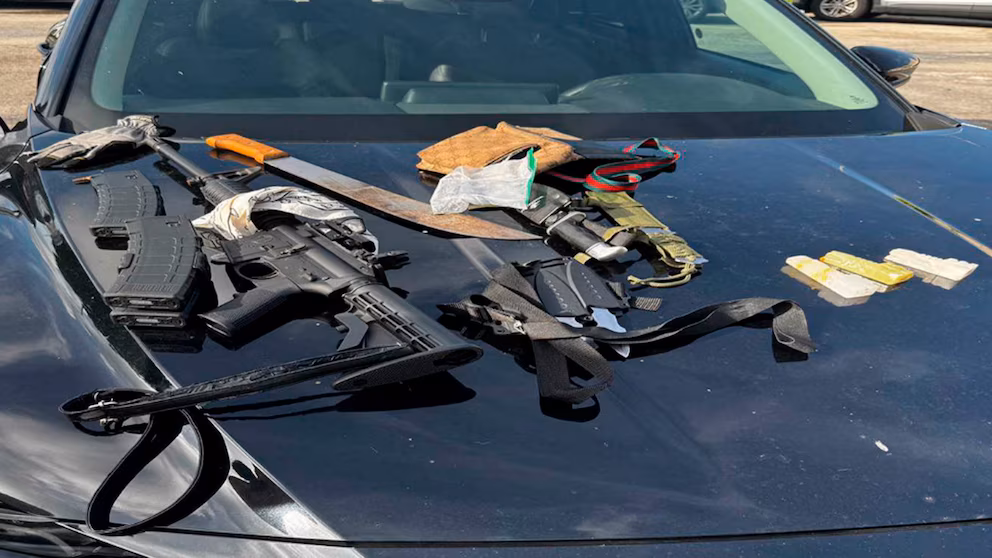 Armas y municiones encontradas en el aeropuerto