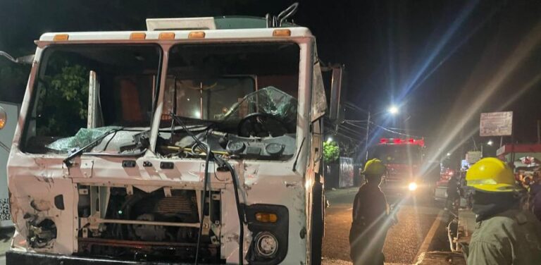 Camion recolector de basura causa accidente en Higuey