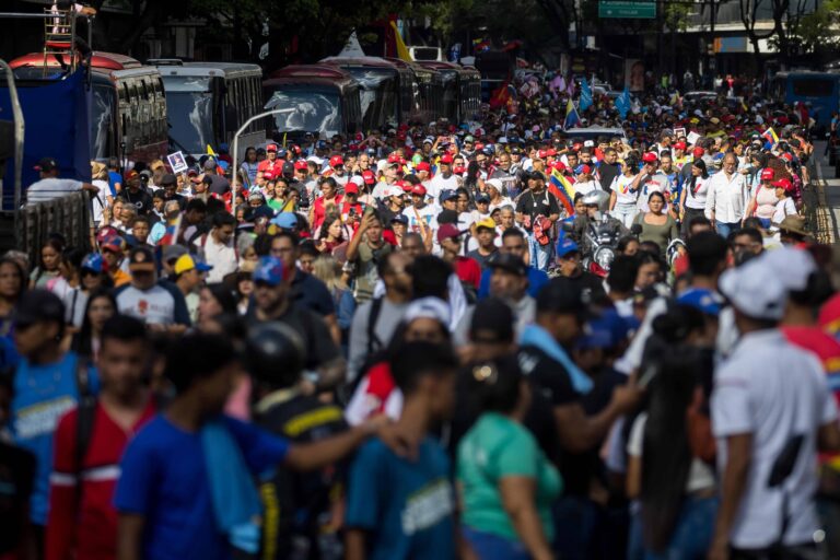 Chavistas marchan en apoyo a Maduro