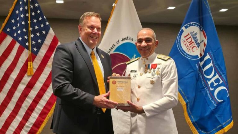 Dan Salter,subjefe de la DEA el presidente de la DNCD en RD
