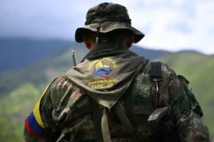 Disidente de las FARC usando dron