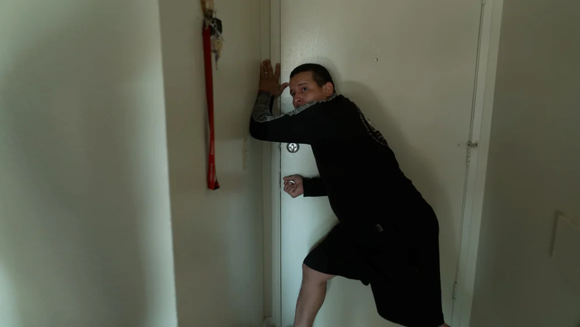 Indocumentado atrincherado en su casa