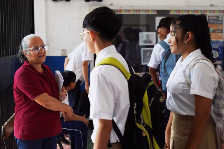 Maestra saluda estudiantes en El Salvador