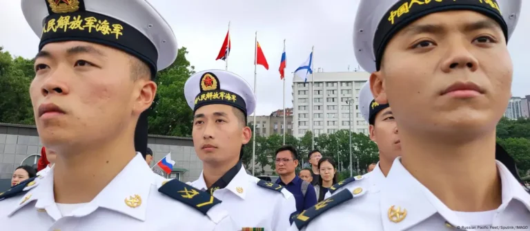 Marineros rusos y chinos en mar de Japon
