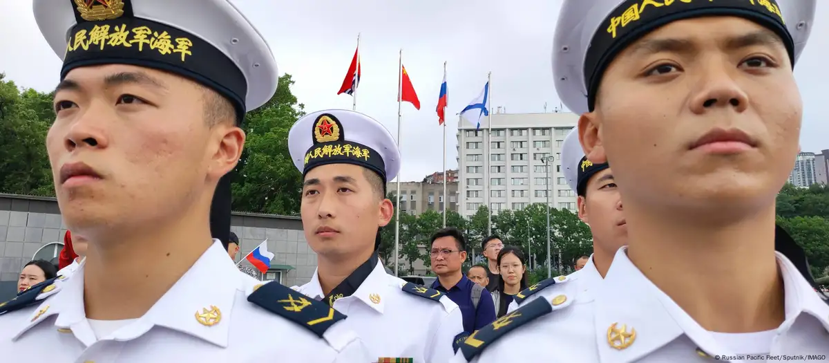 Marineros rusos y chinos en mar de Japon