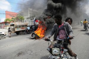 Pandilla Haiti quema 2 blindados de tropakeniana