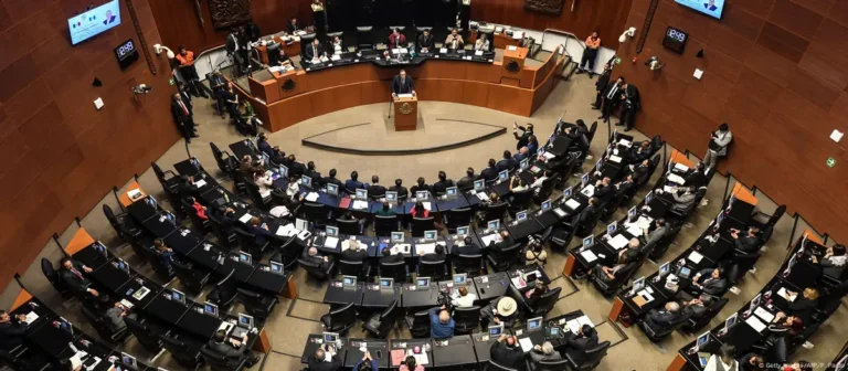 Senadores mexicanos se van a los golpes