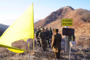 Soldados northcoreano en la frontera de surcorea