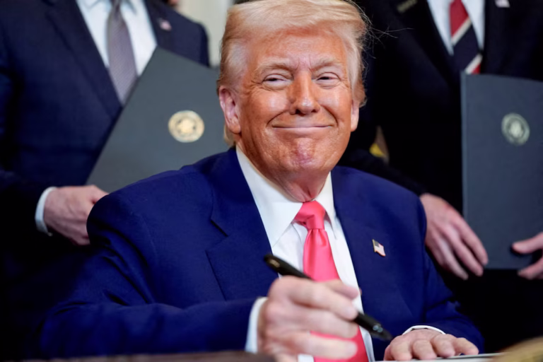 Trump celebra entrada en vigor aranceles