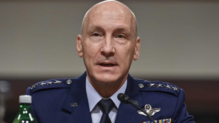 renuncia-jefe-de-estado-mayor-de-la-fuerza-aerea-de-ee-uu-783cfe20-focus-0-0-896-504