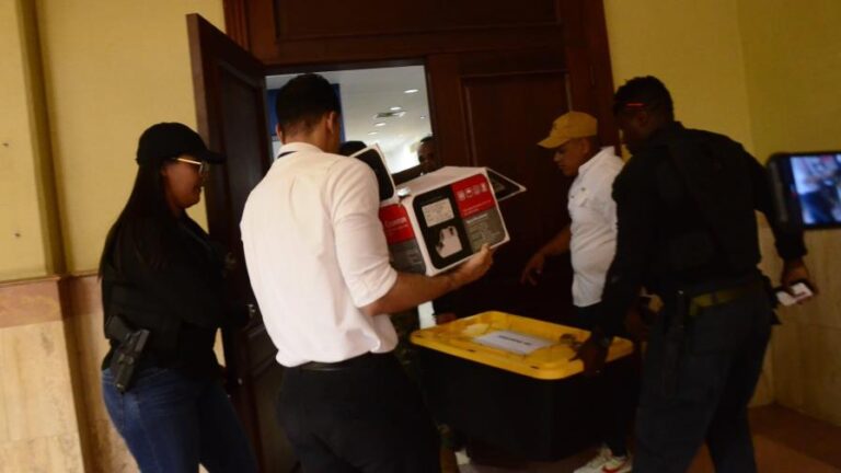 varias-detenidos-por-fraude-y-robo-de-identidad-en-santiago-focus-0-0-896-504