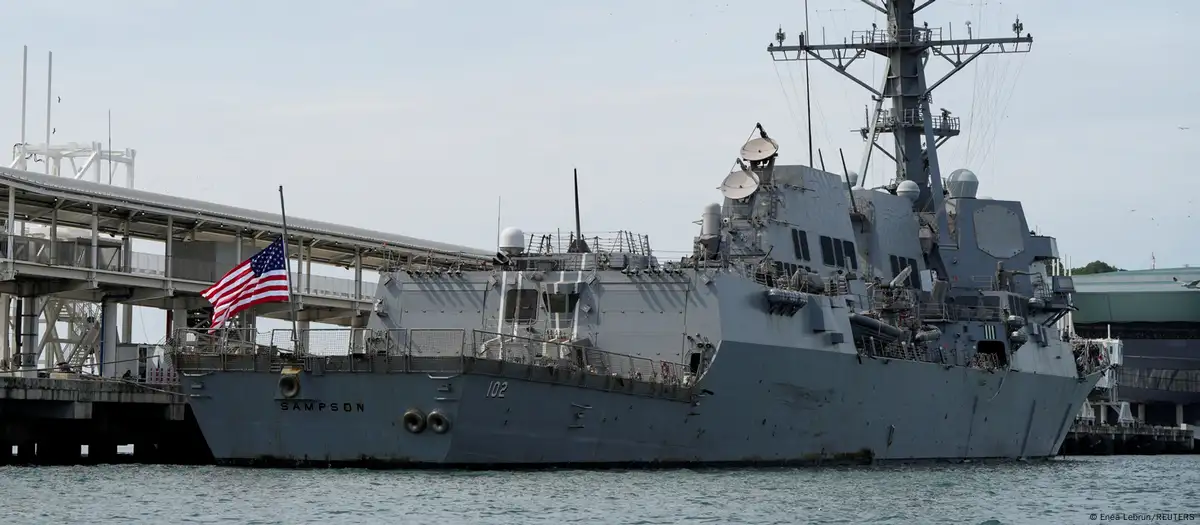 Destructor USS, atracado cerca del Canal de Panama