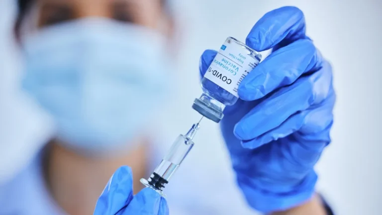 El-uso-de-vacunasCOVID-en-ninos-ha-estado-en-controversia-desde-la-llegada-Robert-Kenedy-Jr.-al-gobierno