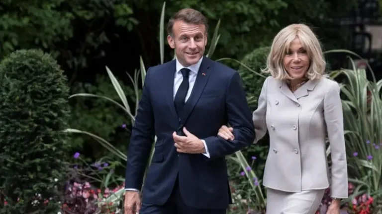 Emmanuel Macron y esposa
