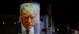 Imagenes proyectadas en una torres del castilllo de Windsor con Trump y Epstein