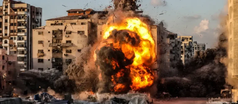 Israel bombadea edificio mas alto de Gaza