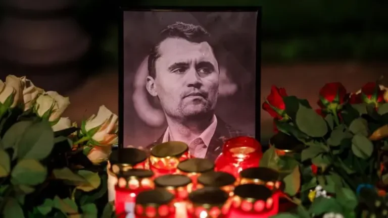 Jovenes debaten sobre legado politico de Chsarlies Kirk