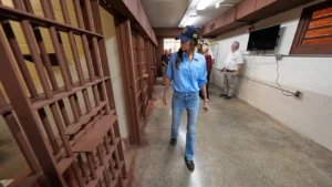Kristi Noem, anuncia que enviaran indocumentados a Angola