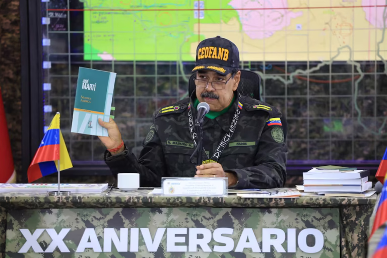 Maduro con un libro de Jose Marti