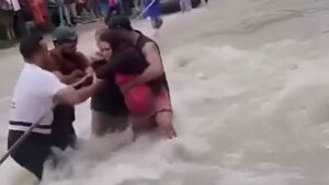Mujer da a luz en medio de rio