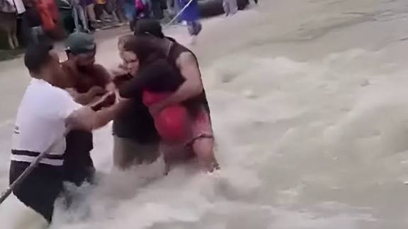 Mujer da a luz en medio de rio