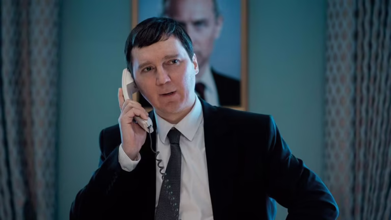 Paul Dano como Vladislav Surkov, apodado el mago del Kremlin
